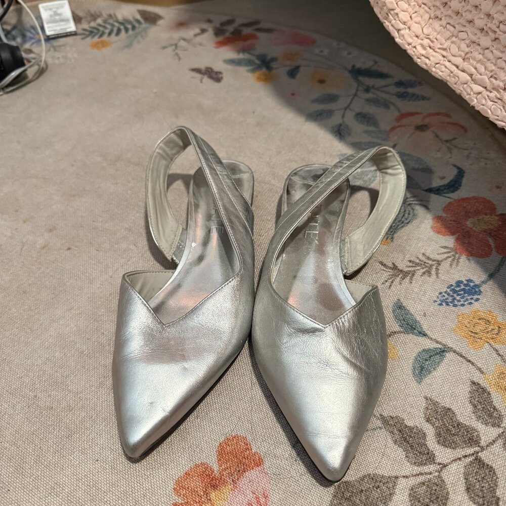 1 State Pointed Metallic Silver Flats Size 8.5